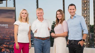 von links: Katja Streso, Matthias Berg, Denise Schindler und Florian Zschiedrich stehen im ZDF-Studio der Paralympics und schauen in die Kamera