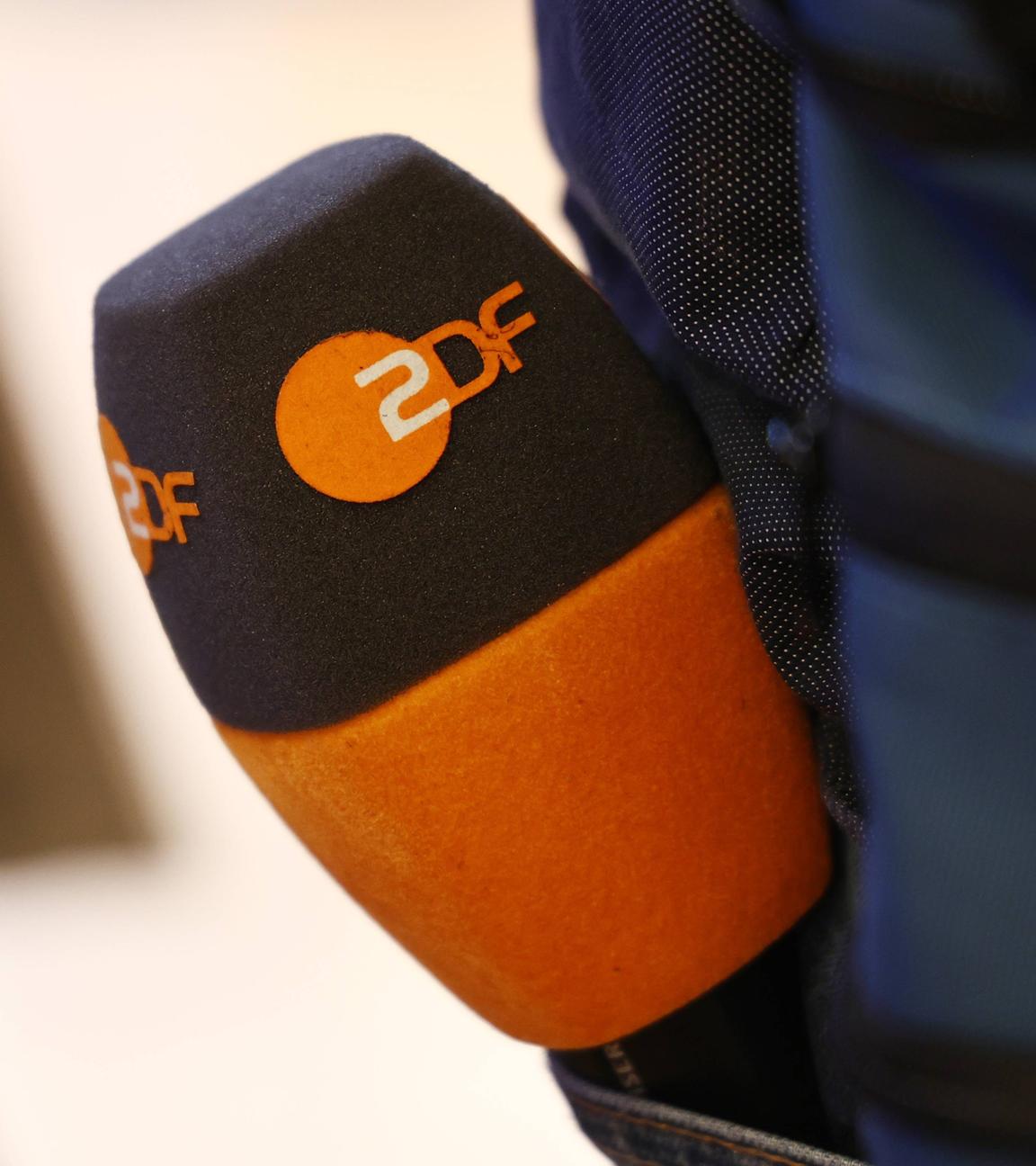 Ein Mikrofon des öfffentlich-rechtlichen Senders ZDF am 12.12.2025 während der Regierungsmedienkonferenz in Erfurt.