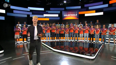 Marvin Kirsch moderiert das Torwandschießen beim aktuellen Sportstudio an