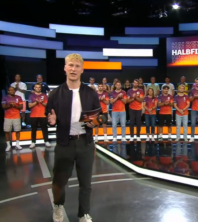 Marvin Kirsch moderiert das Torwandschießen beim aktuellen Sportstudio an