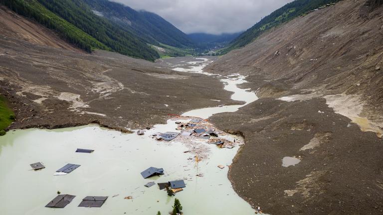 Das Schweizer Dorf Blatten, nachdem es durch einen Bergsturz unter Massen von Eis, Schlamm und Felsen begraben wurde. 