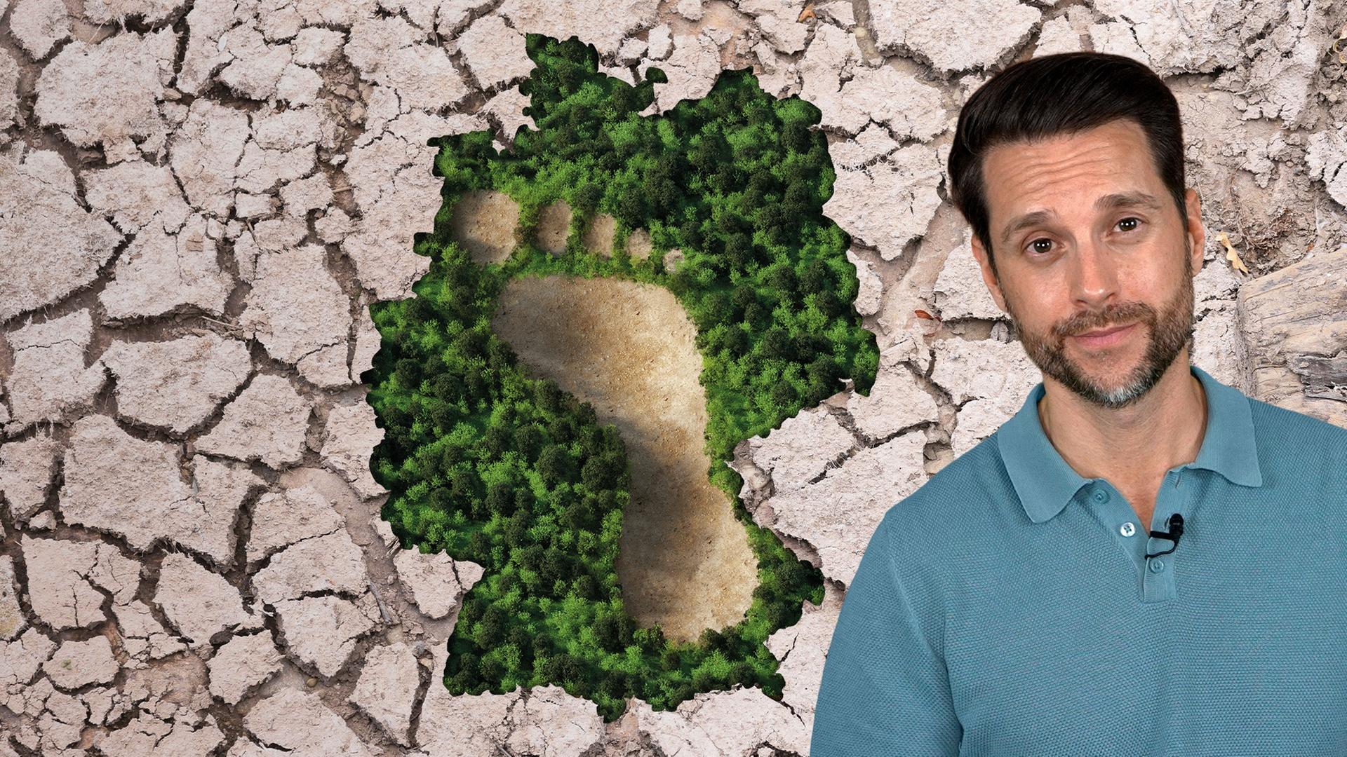 Auf der rechten Seite des Bildes zu sehen ist Host Mirko Drotschmann. Im Hintergrund zu sehen ist dürrer, ausgedrockneter Boden, mittig zu erkennen ist ein Wald in Form der BRD. Inmitten der BRD ist ein Fußabdruck sichtbar.