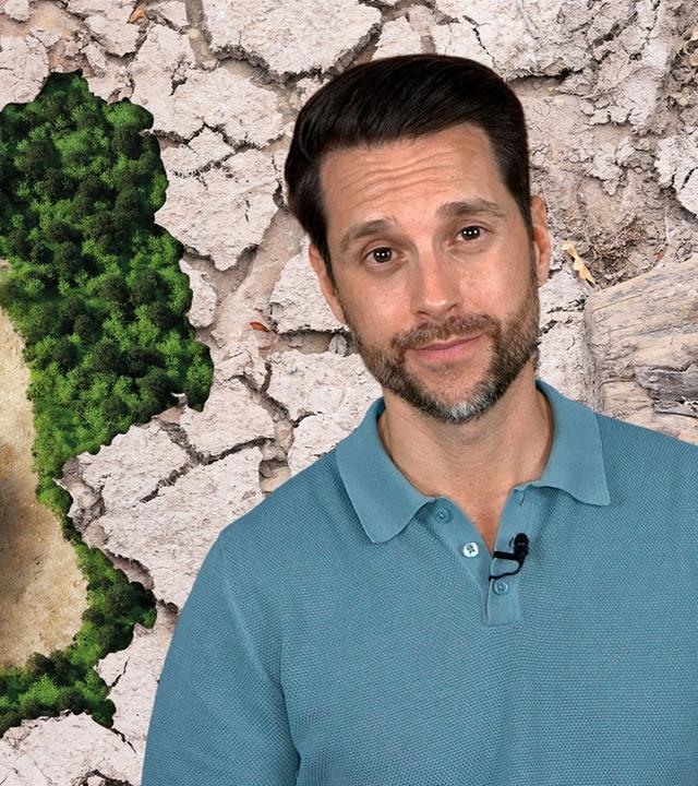 Auf der rechten Seite des Bildes zu sehen ist Host Mirko Drotschmann. Im Hintergrund zu sehen ist dürrer, ausgedrockneter Boden, mittig zu erkennen ist ein Wald in Form der BRD. Inmitten der BRD ist ein Fußabdruck sichtbar.