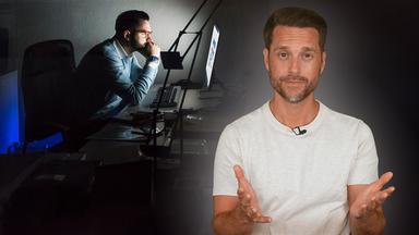 Rechts im Bild zu sehen ist der Host Mirko Drotschmann. Links im Bild sitzt ein Mann am Schriebtisch und arbeitet.