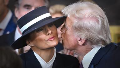 Melania Trumps und Donald Trumps berühmter Kuss bei der Inauguration