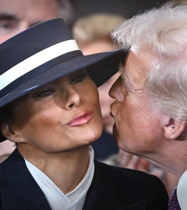 Melania Trumps und Donald Trumps berühmter Kuss bei der Inauguration