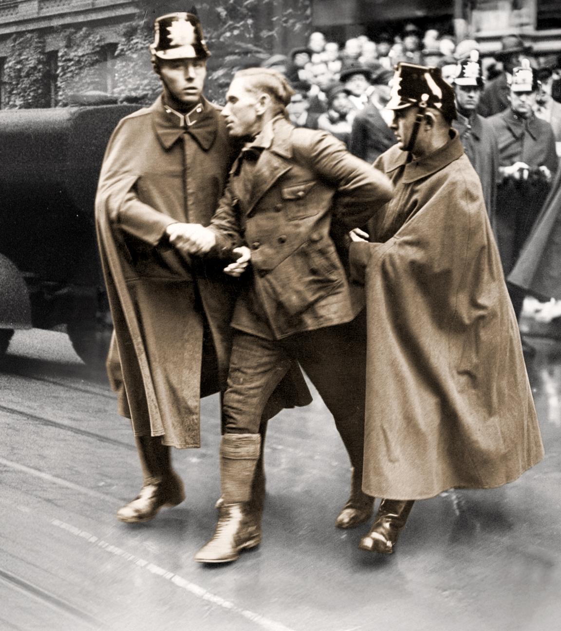 Demonstration 1932; Bei Auseinandersetzungen zwischen Nationalsozialisten und Kommunisten nimmt die Polizei Verhaftungen vor und setzt Wasserwerfer ein.