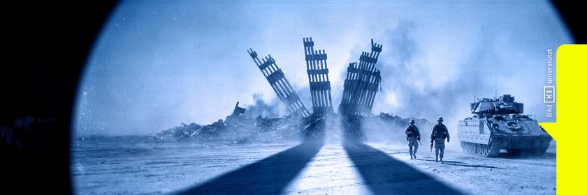 Die Silhouette der Trümmer des World Trade Center ragen aus einem staubigen Umfeld. Im Vordergrund laufen zwei bewaffnete Personen neben einem Militärfahrzeug durch die Szene, lange Schatten ziehen sich über den Boden.