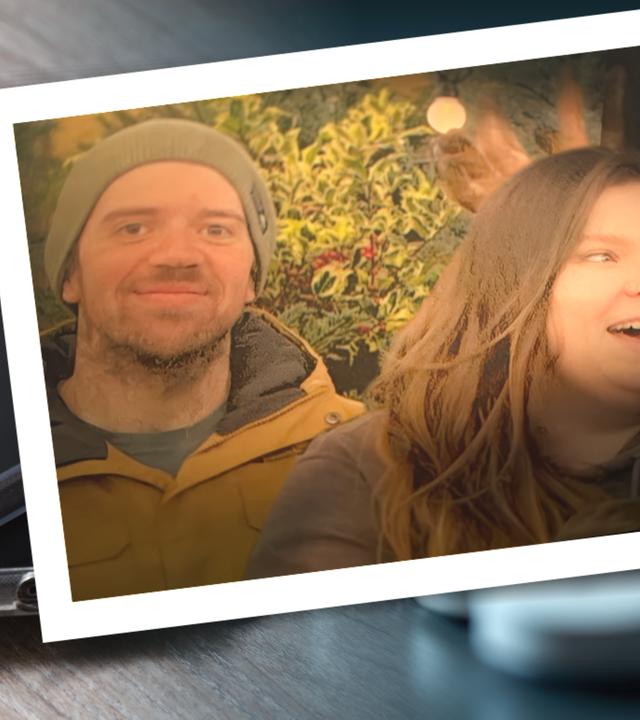 Im Vordergrund ein Schnappschuss des Mörders Luke D´Wit mit der Tochter der Opfer. Im Hintergrund Smartphones und weiße Tabletten.