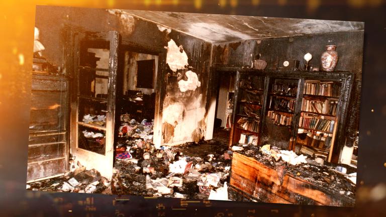 Schwere Zerstörungen in einem Zimmer nach einem Brand.