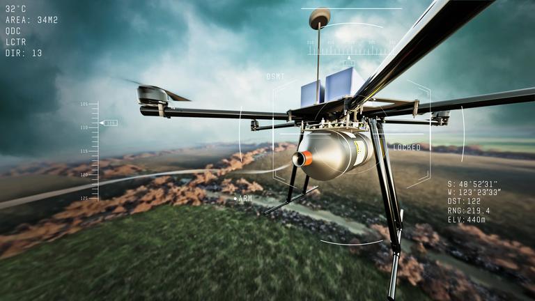 Drohne fliegend am Himmel über ländlichem Gebiet