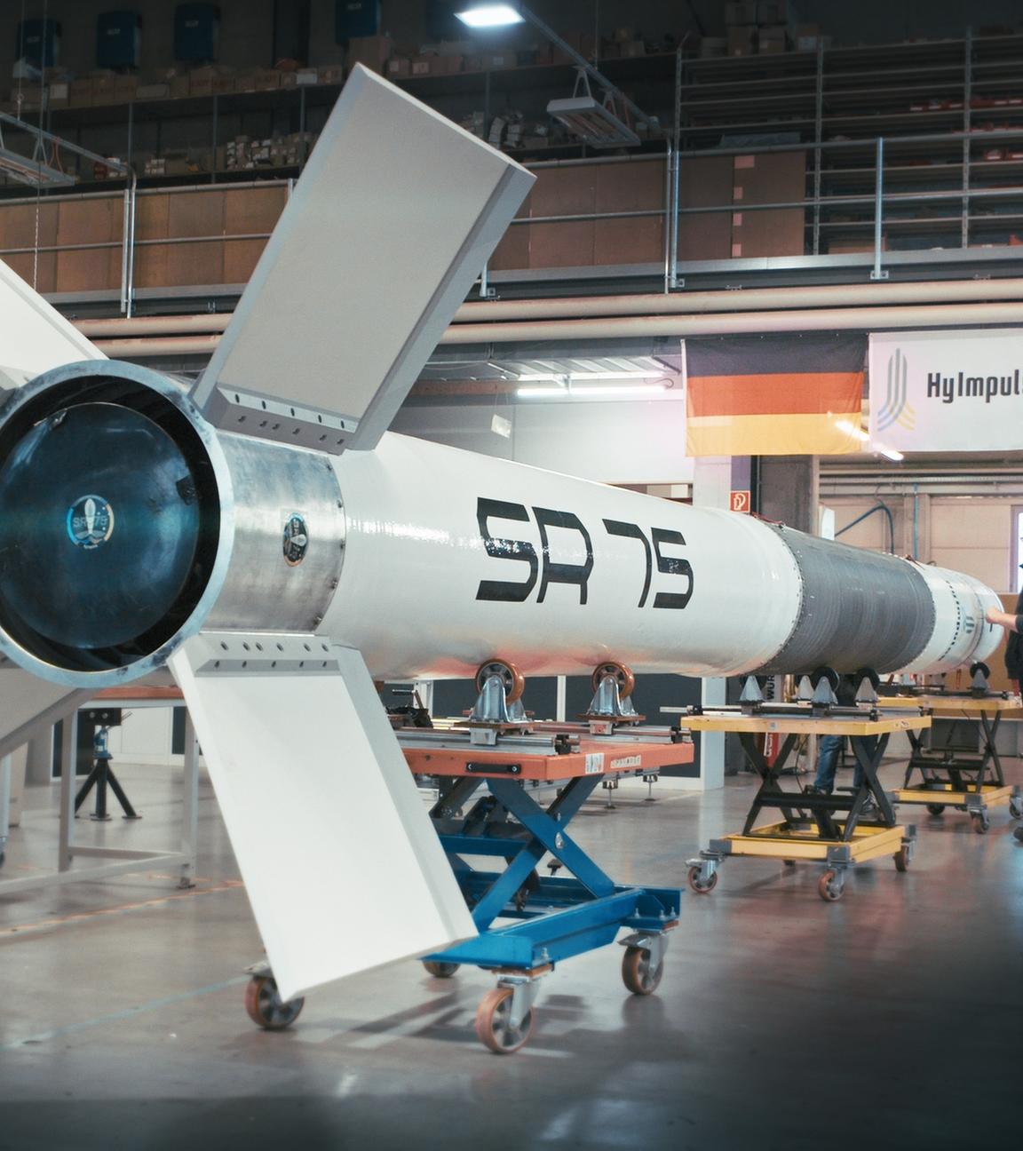 In einer Fertigungshalle wird an einer Rakete gearbeitet