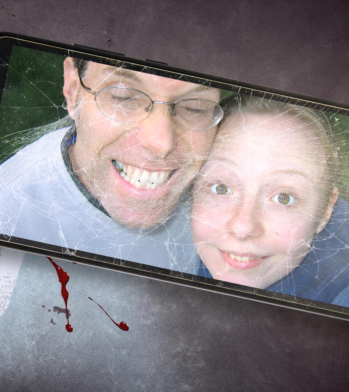 Rechts ein Smartphone mit zerbrochenem Display mit einem Bild des Opfers.