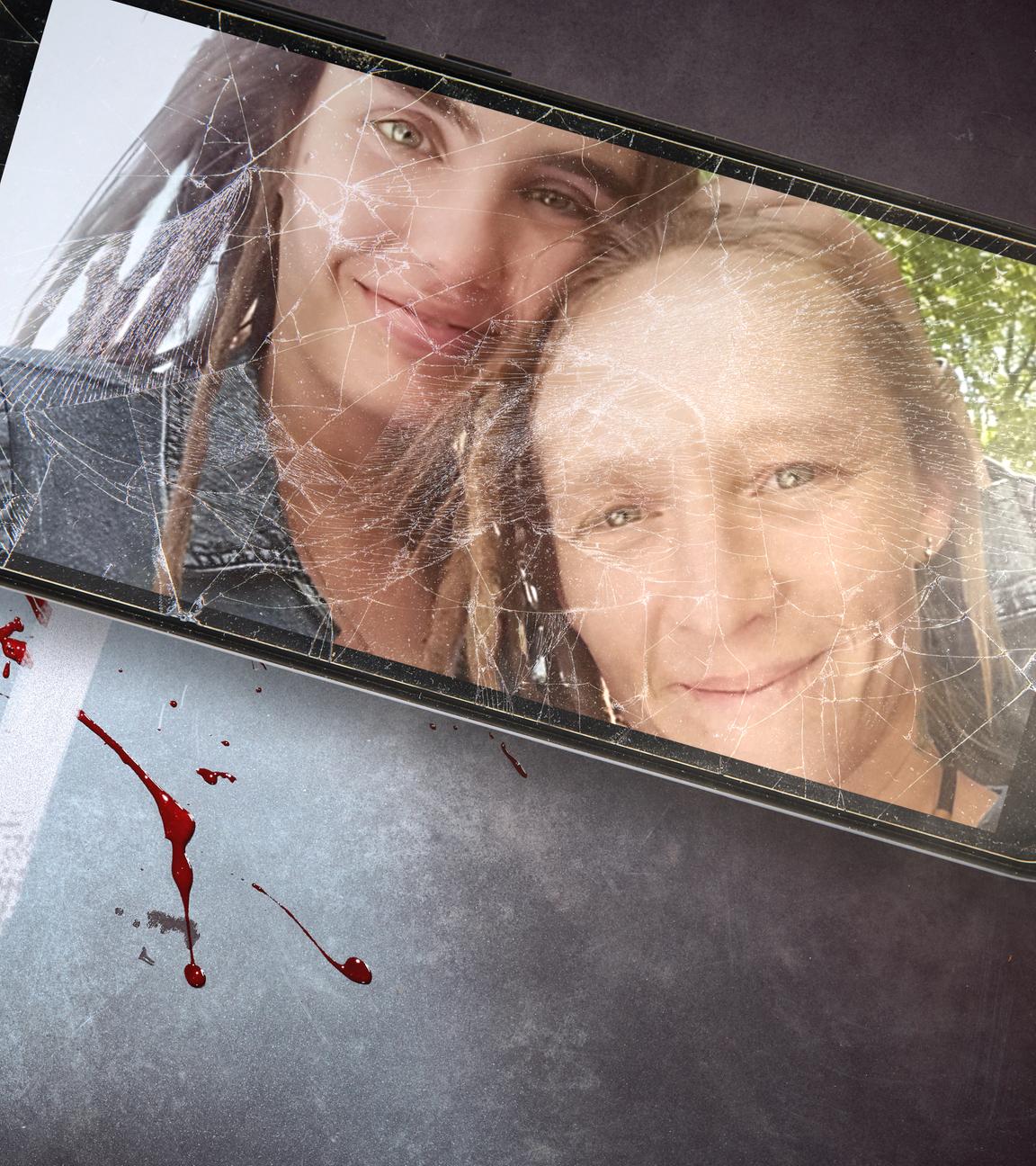 Rechts ein Smartphone mit zerbrochenem Display mit einem Bild des Opfers, links im Hintergrund eine Tatortscene mit Blutspritzern und dem aufgemalten Umriss einer Person.