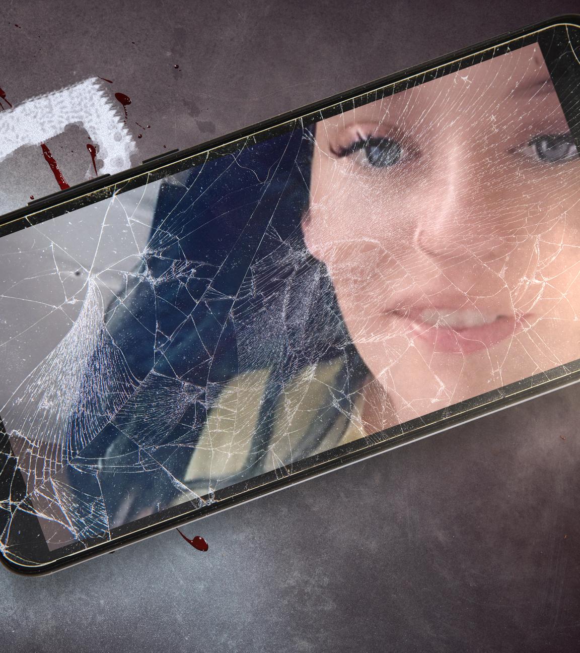 Rechts ein Smartphone mit zerbrochenem Display mit einem Bild des Opfers, links im Hintergrund eine Tatortszene mit Blutspritzern und dem aufgemalten Umriss einer Person.