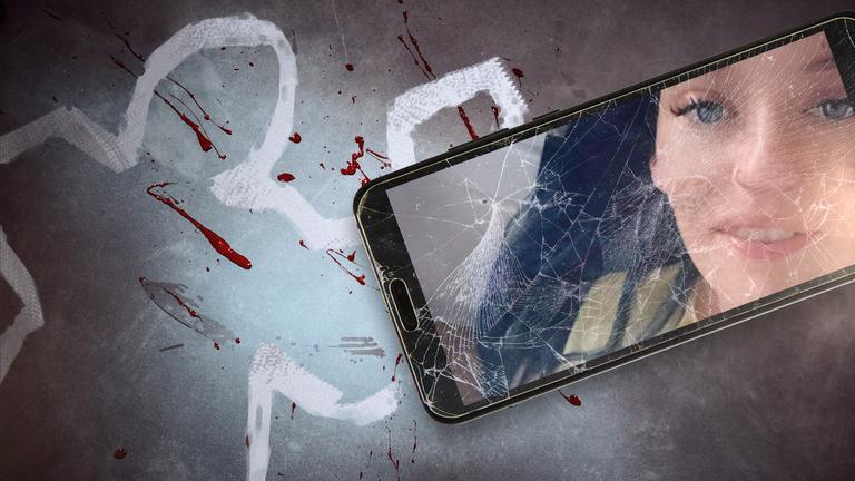 Rechts ein Smartphone mit zerbrochenem Display mit einem Bild des Opfers, links im Hintergrund eine Tatortszene mit Blutspritzern und dem aufgemalten Umriss einer Person.