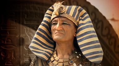 Zu sehen ist Pharao Merneptha, Ramses Nachfolger, links werden Hieroglyphen eingeblendet.