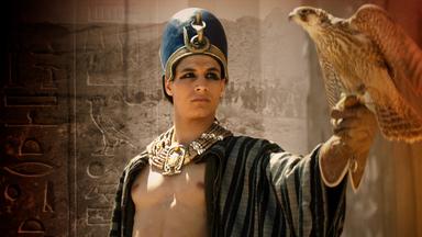 Zu sehen ist Pharao Ramses II. mit seinem Falken, links werden Hieroglyphen eingeblendet. 