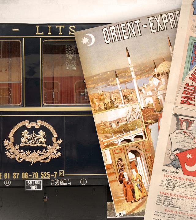 Ein Waggon des Orient-Express an einem Bahnhof, dazu auf der rechten Seite alte Werbeplakate für den Express; an den Bildrändern leichte Überblendung mit einer alten Landkarte.