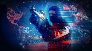 Vermummter Mann mit Waffe vor digitalem Hintergrund mit Weltkarte
