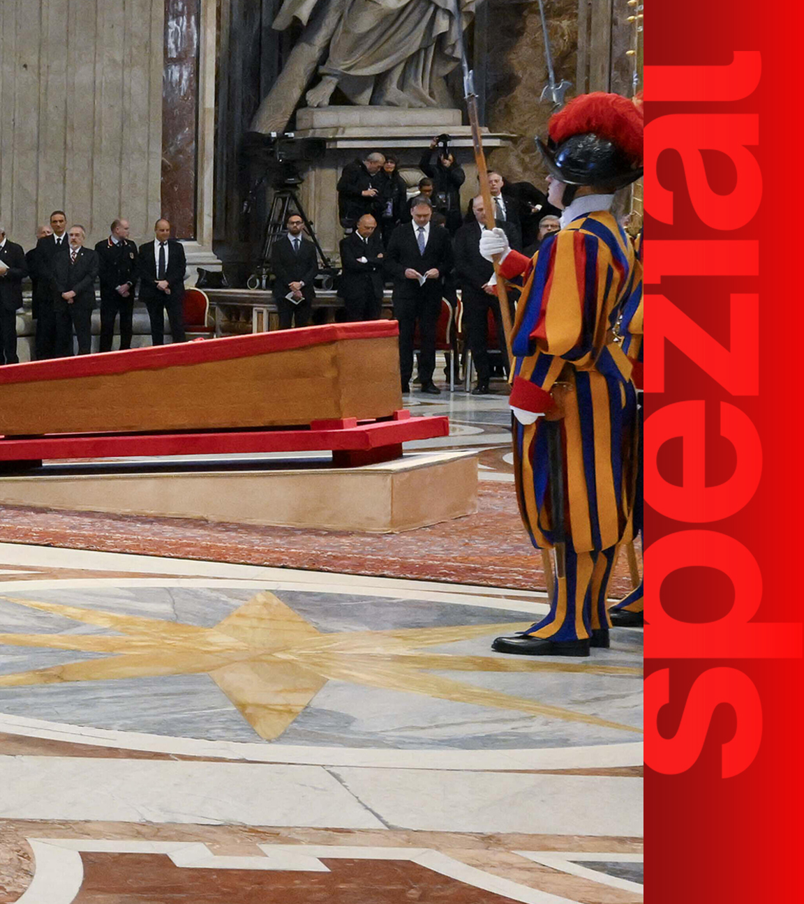 Beerdigung von Papst Franziskus mit Trauergästen und Schweizergarde.