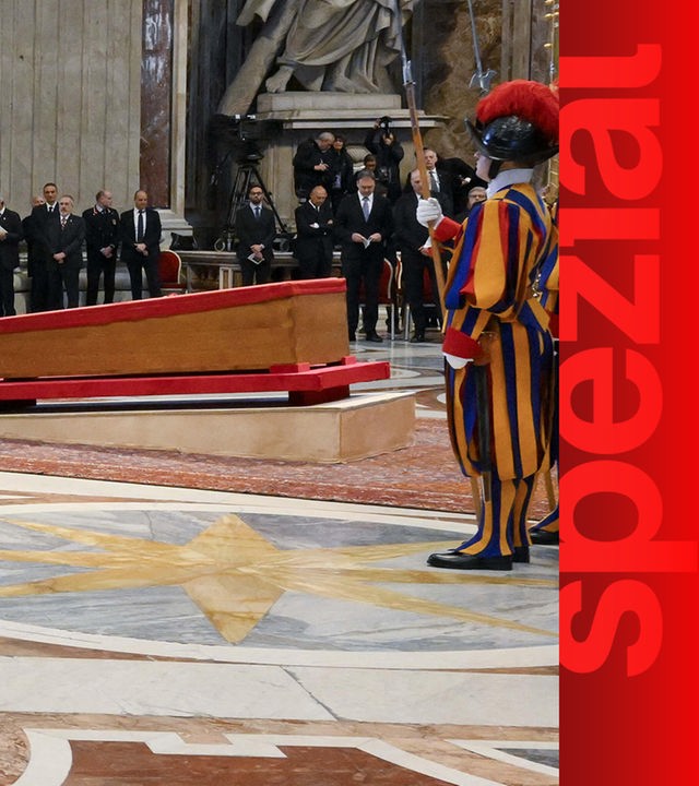 Beerdigung von Papst Franziskus mit Trauergästen und Schweizergarde.