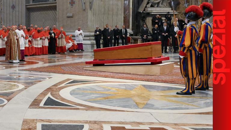 Beerdigung von Papst Franziskus mit Trauergästen und Schweizergarde.