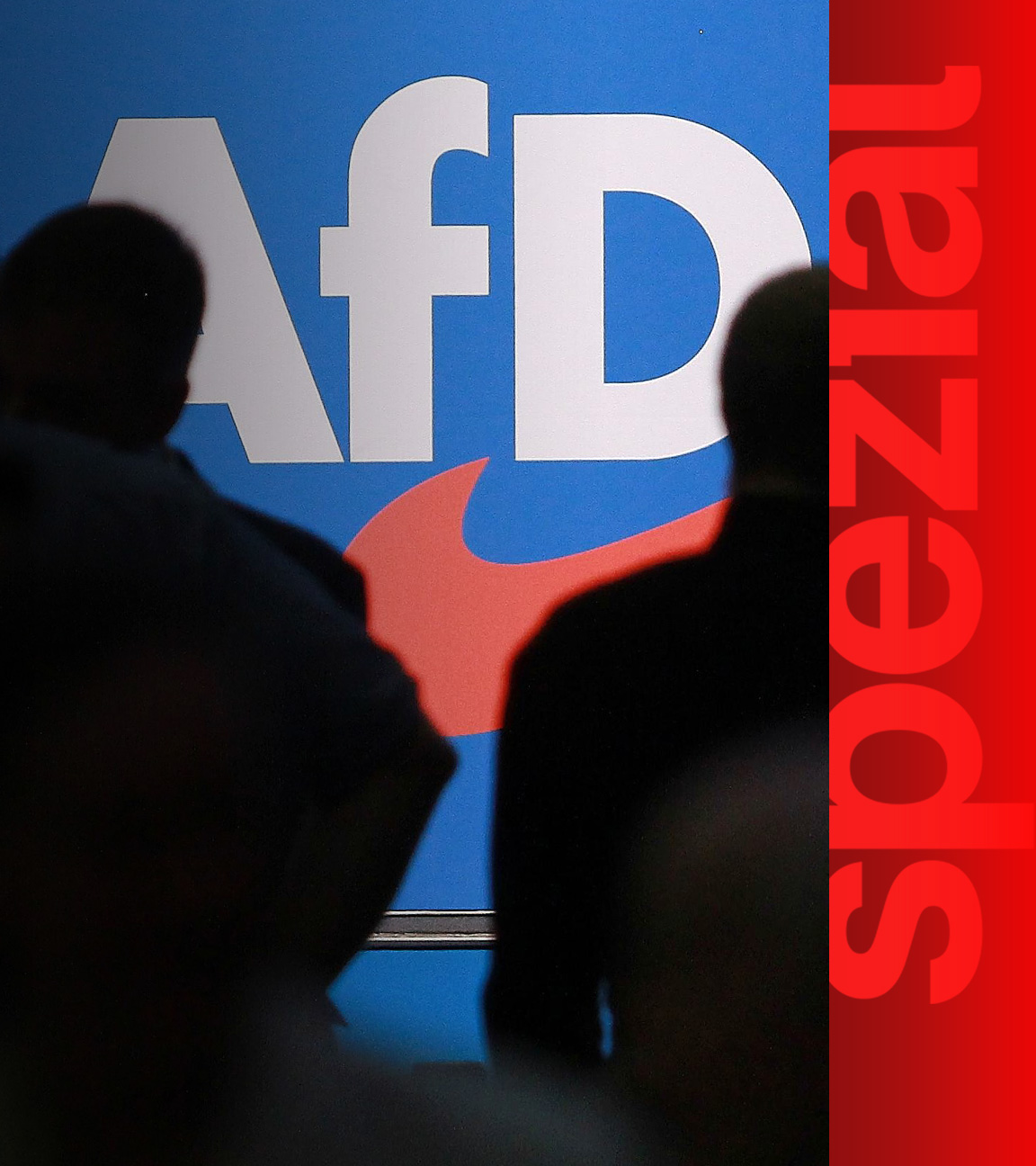 Das Parteilogo der AfD, davor die schattigen Umrisse von Menschen.