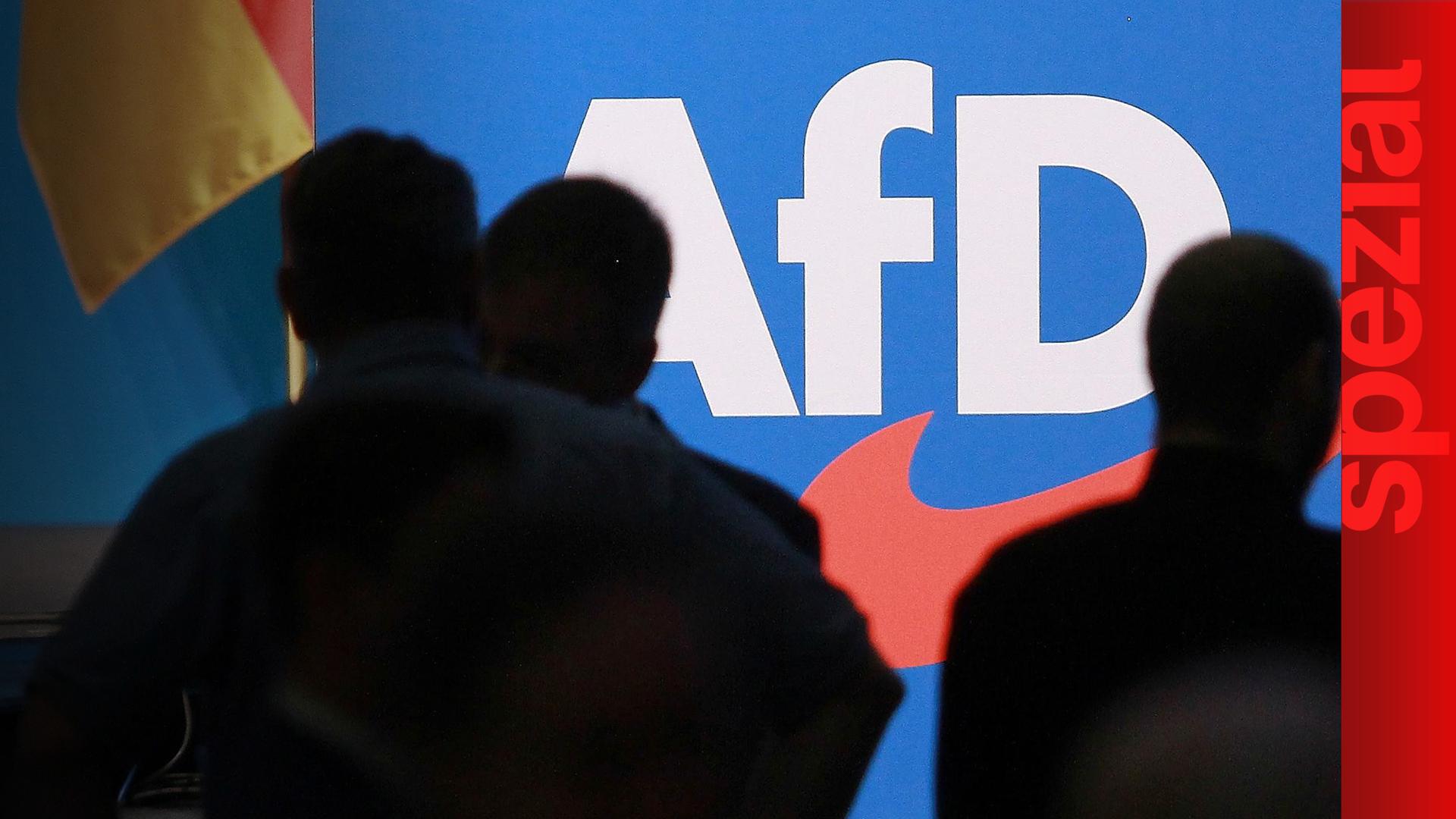 Das Parteilogo der AfD, davor die schattigen Umrisse von Menschen.