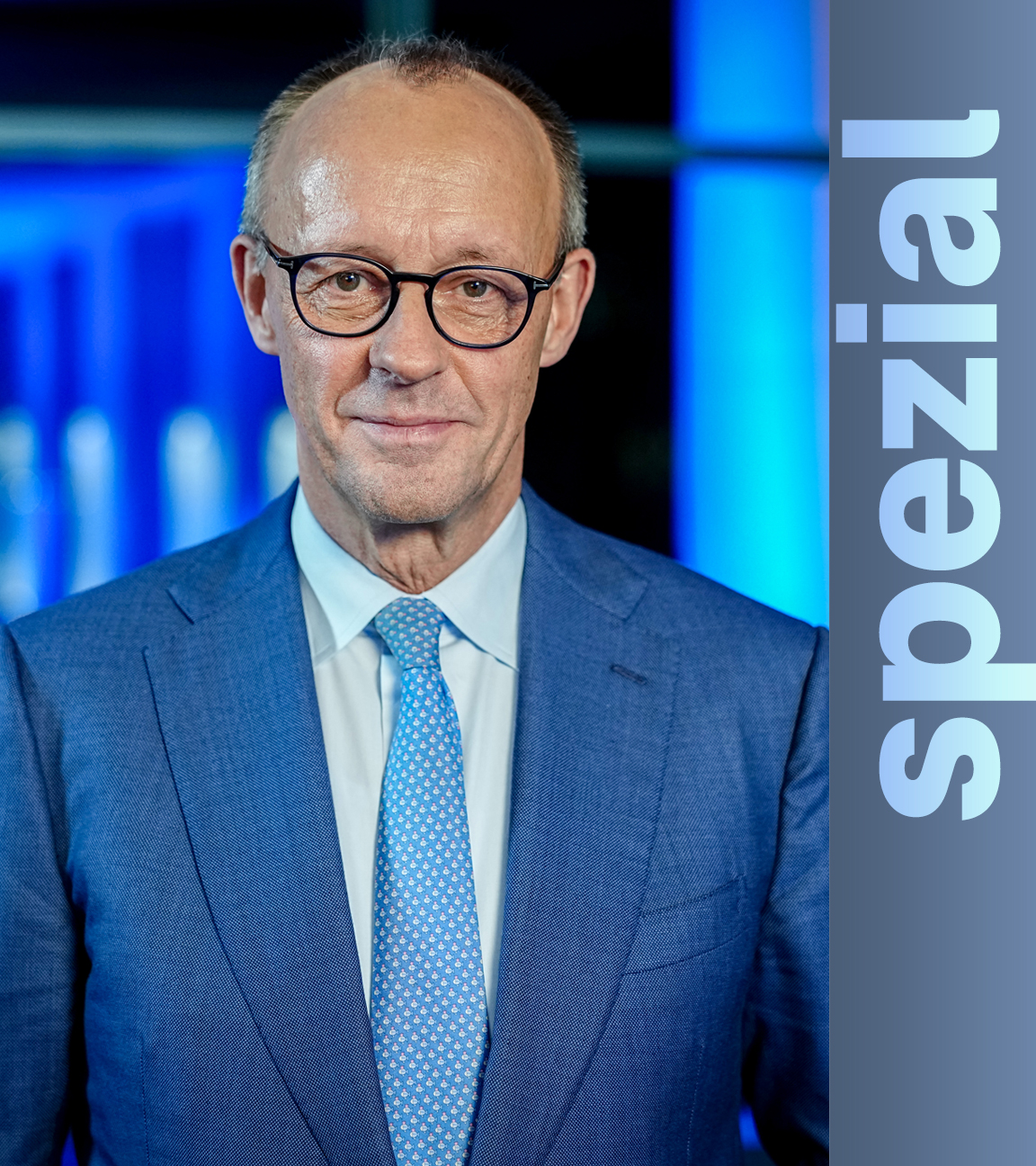 Bundeskanzler Friedrich Merz (CDU) blickt am Rande der Aufzeichnung der Neujahrsansprache des Bundeskanzlers in die Kamera