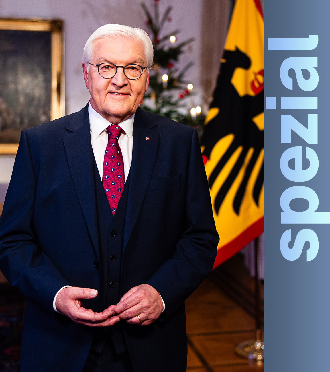 Bundespräsident Frank-Walter Steinmeier posiert für ein Porträt nach der Aufzeichnung seiner traditionellen Weihnachtsbotschaft im Schloss Bellevue