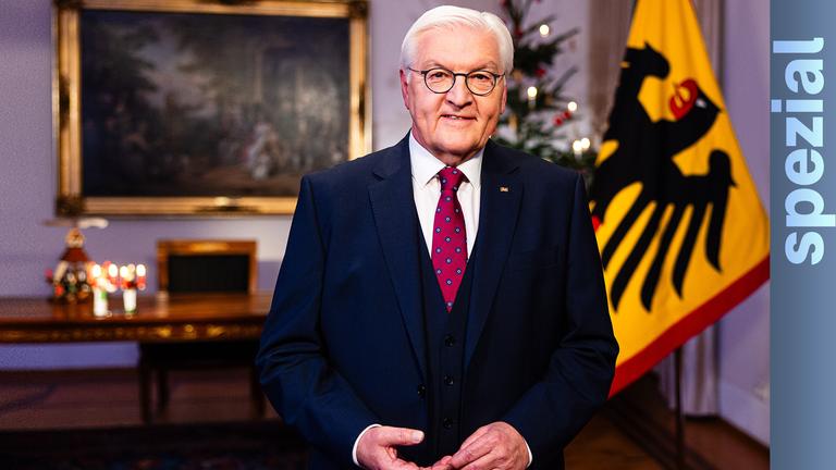 Bundespräsident Frank-Walter Steinmeier posiert für ein Porträt nach der Aufzeichnung seiner traditionellen Weihnachtsbotschaft im Schloss Bellevue