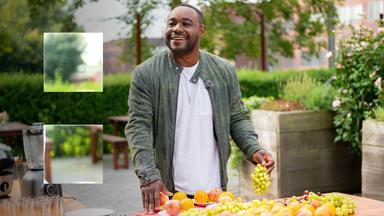 Sternekoch Nelson Müller bereitet Obst für Smoothies vor.