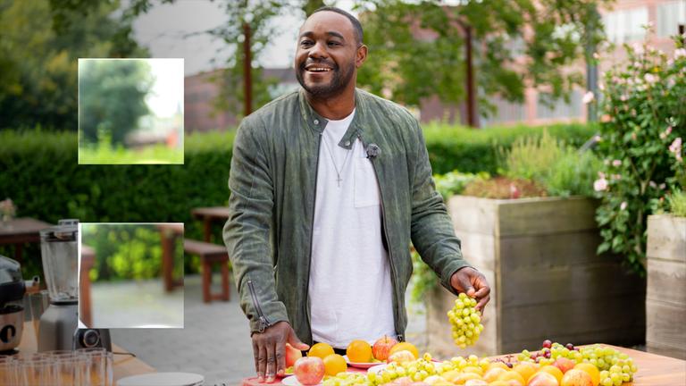 Sternekoch Nelson Müller bereitet Obst für Smoothies vor.