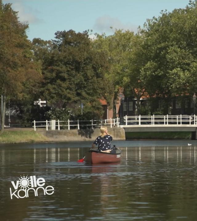 Marina Wenk paddelt in einem Boot über die Wasserstraßen in Middelburg, Zeeland.