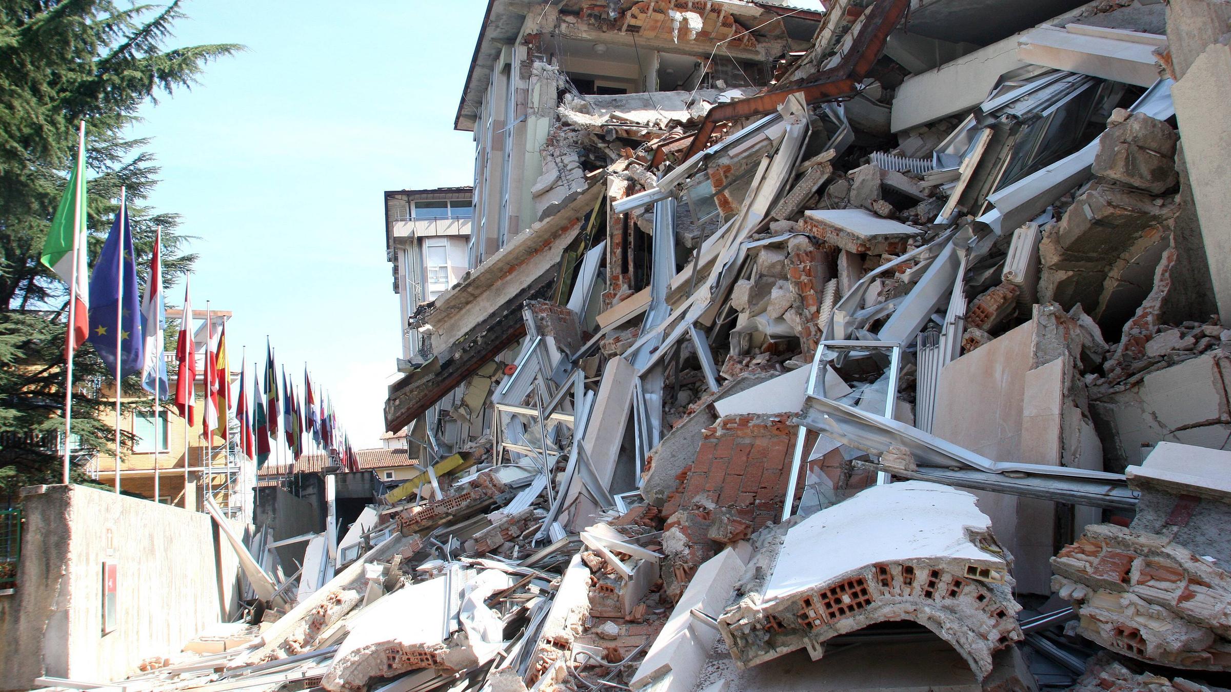Trümmer von eingestürzten Häusern in L'Aquila
