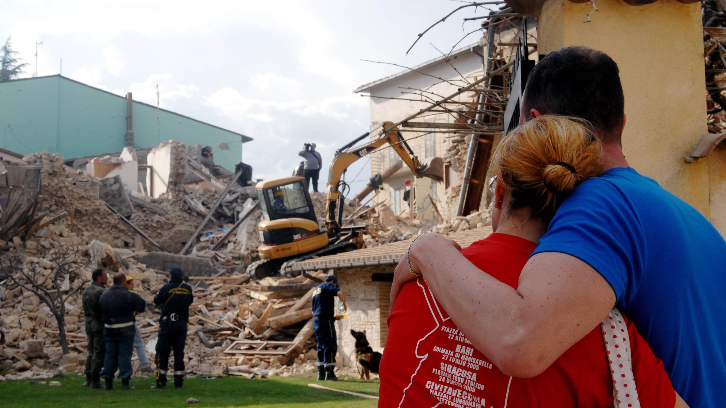 Erdbebenopfer beobachten die Suche der Rettungskräfte in den Trümmern ihres eingestürzten Hauses.