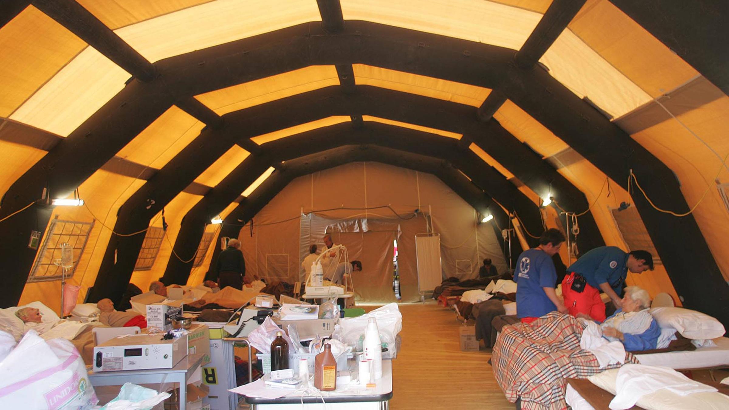 Versorgung von Verletzten im Zelt eines provisorischen Krankenhauses