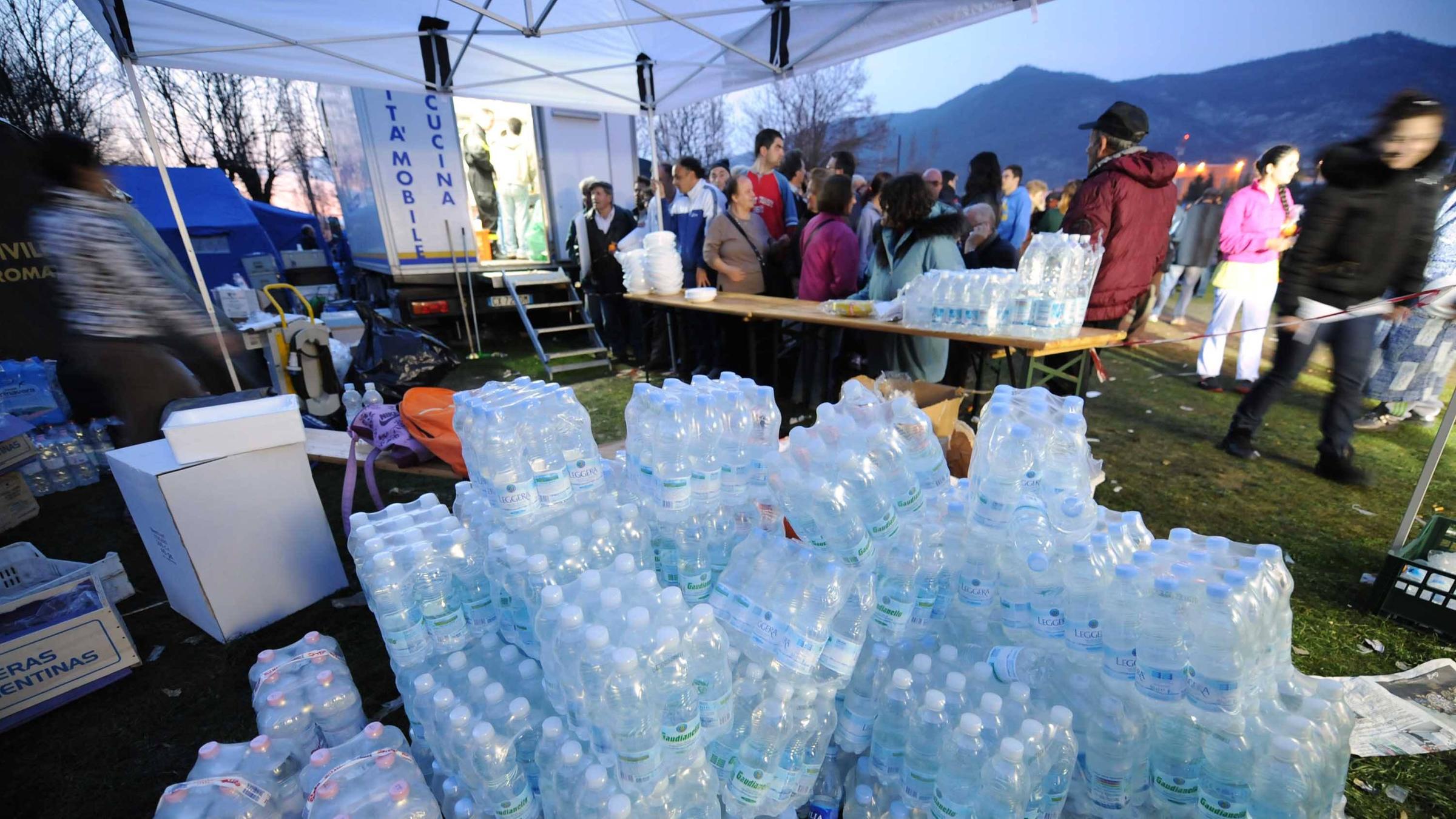 Hilfslieferungen werden in einem Zeltlager an die Opfer des Erdbebens verteilt