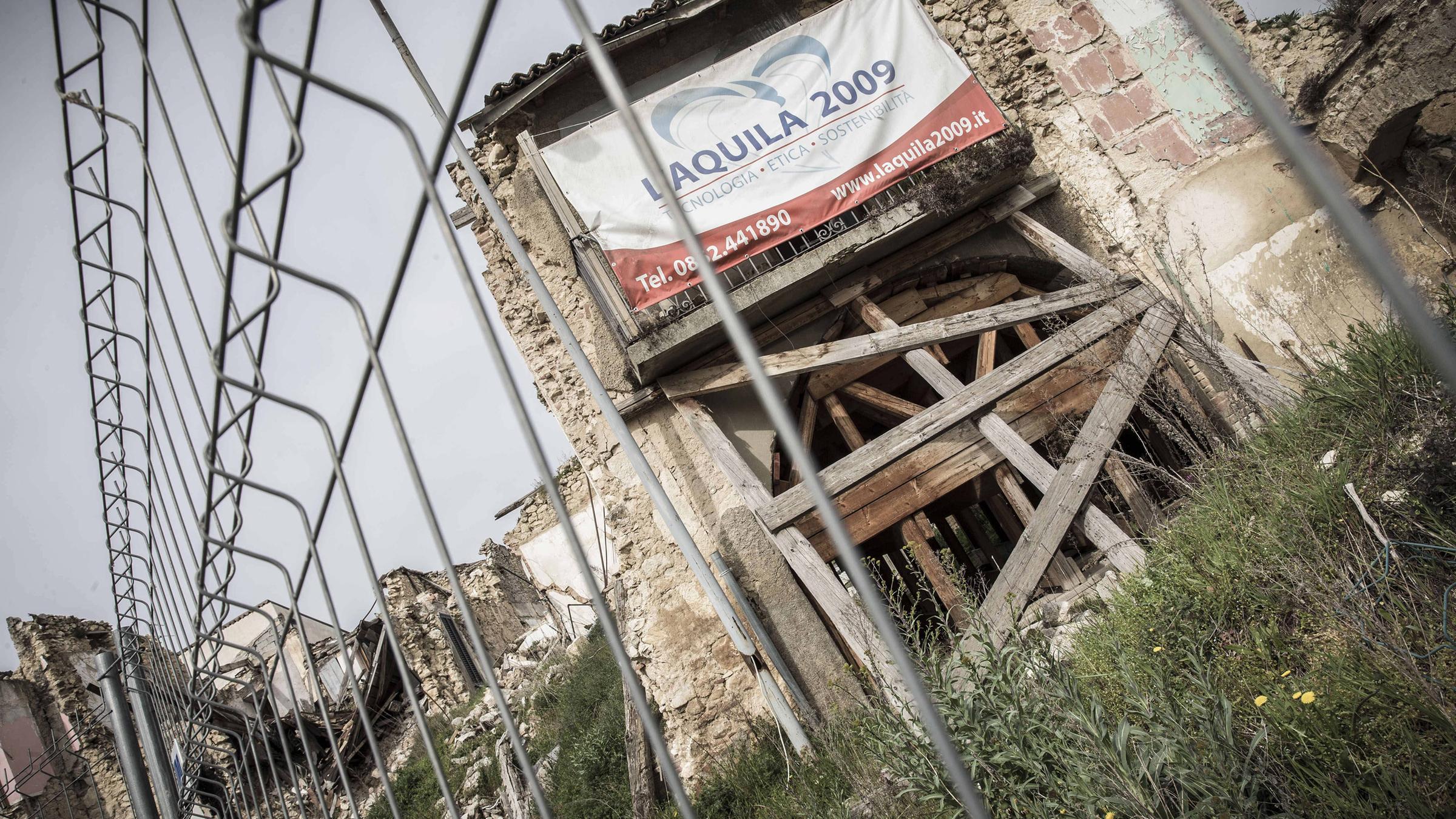 Vom Erdbeben beschädigte Gebäude im Ort Onna sind im Jahr 2016 immer noch abgesperrt