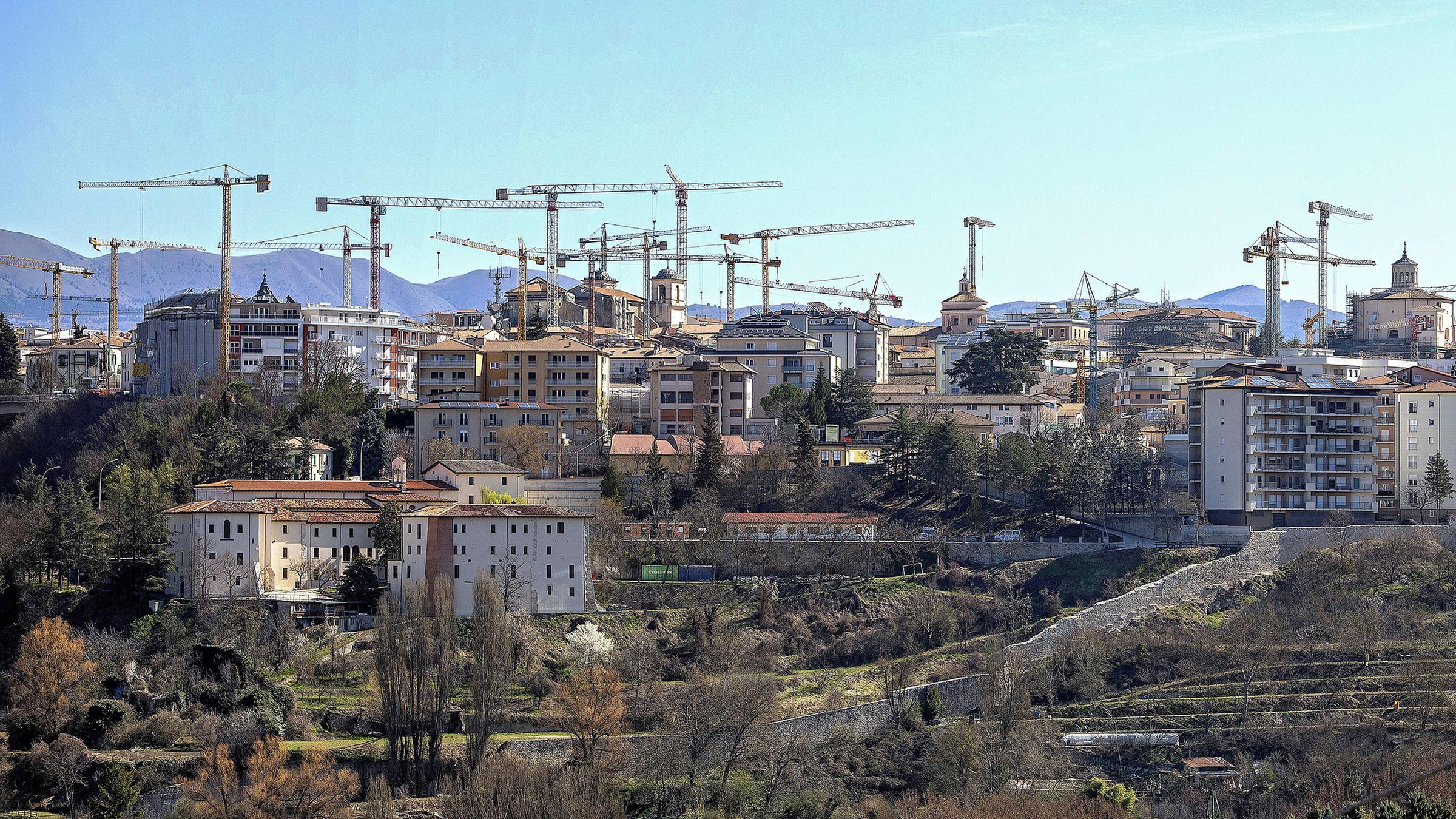 Viele Baukräne säumen den Blick auf die Innenstadt von L'Aquila