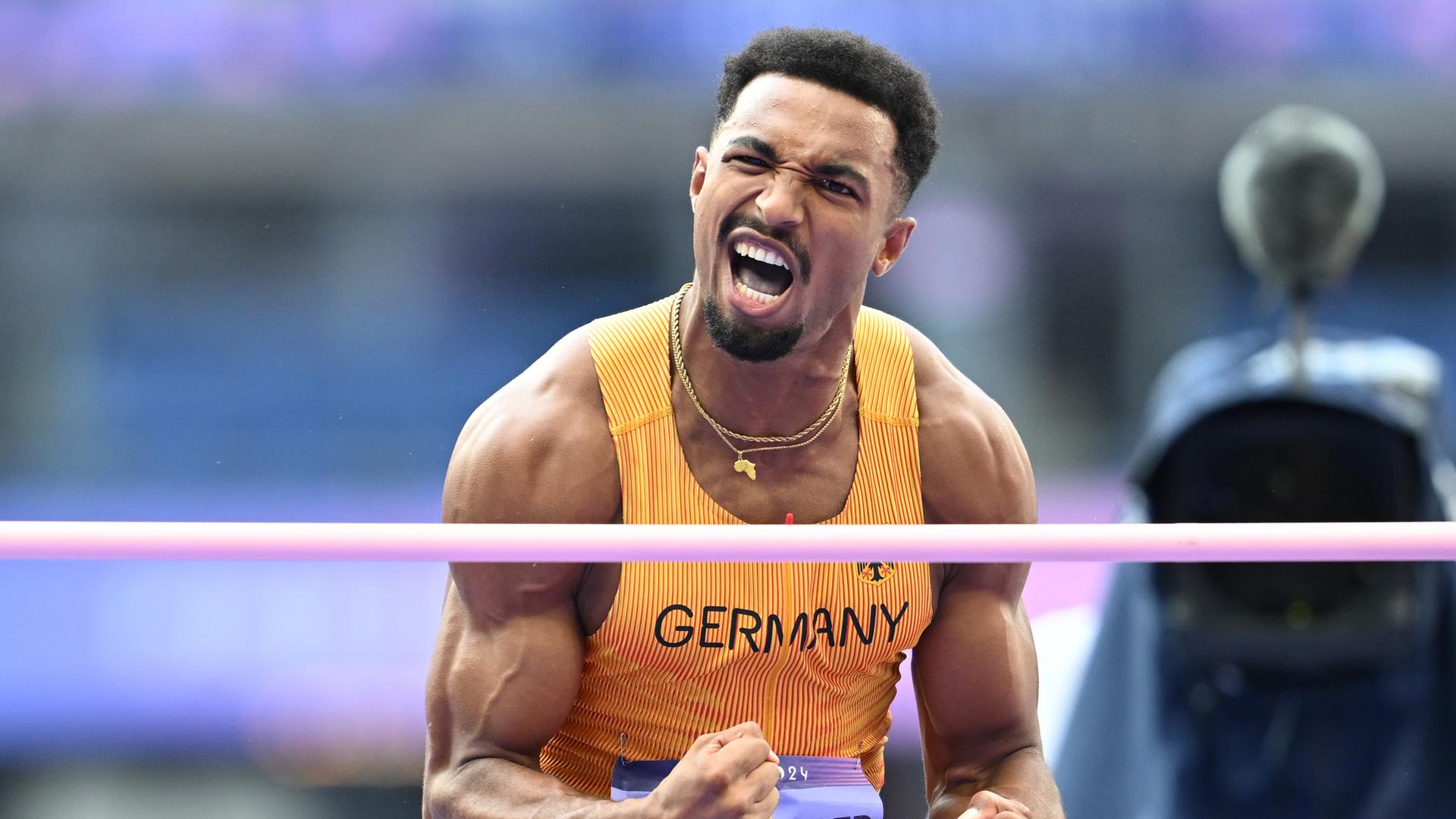 Der deutsche Zehnkämpfer Leo Neugebauer freut sich beim Hochsprung.