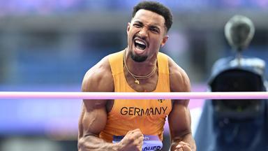 Der deutsche Zehnkämpfer Leo Neugebauer freut sich beim Hochsprung.