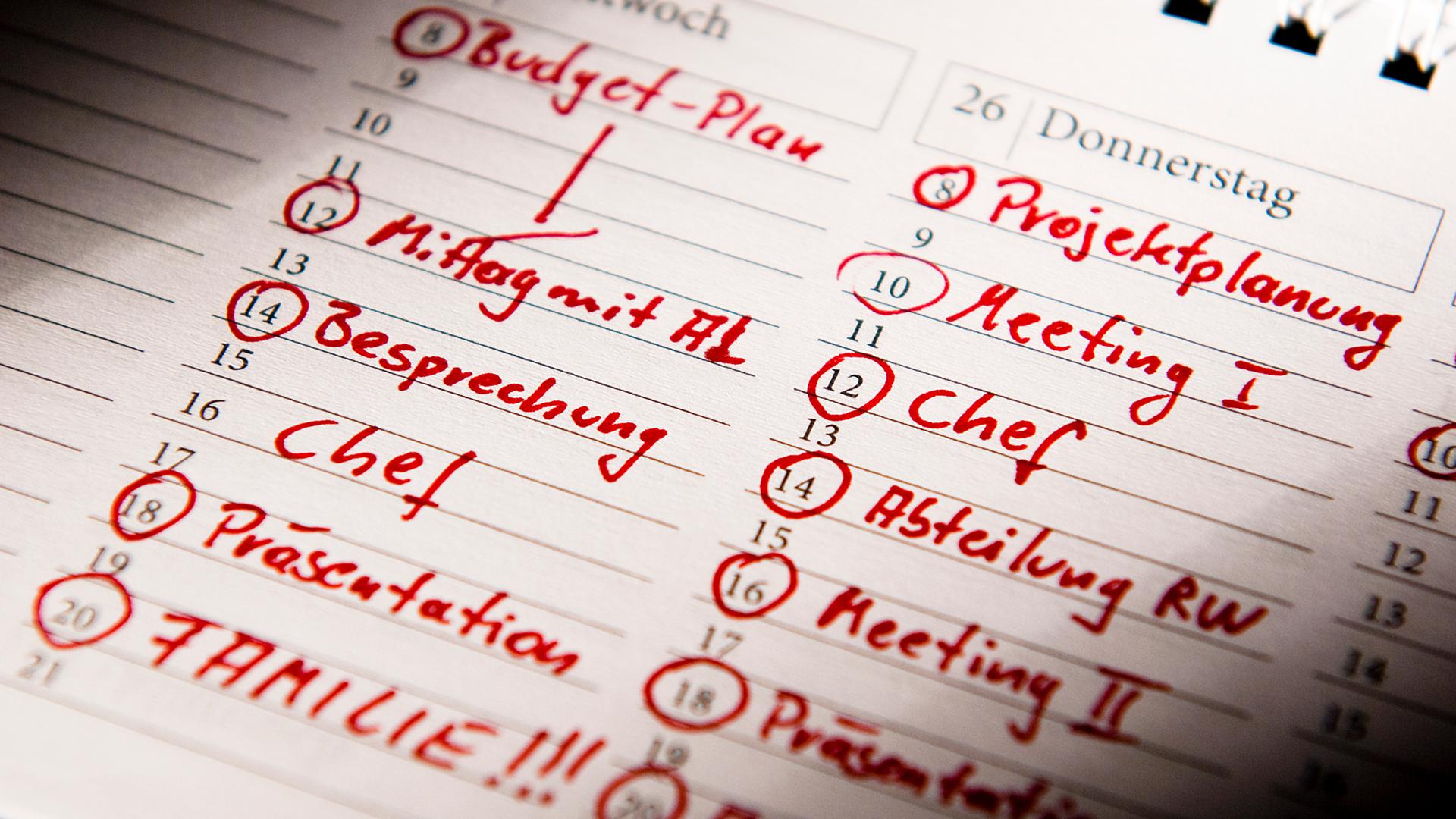 Ausschnitt eines Terminkalenders mit vielen Einträgen.
