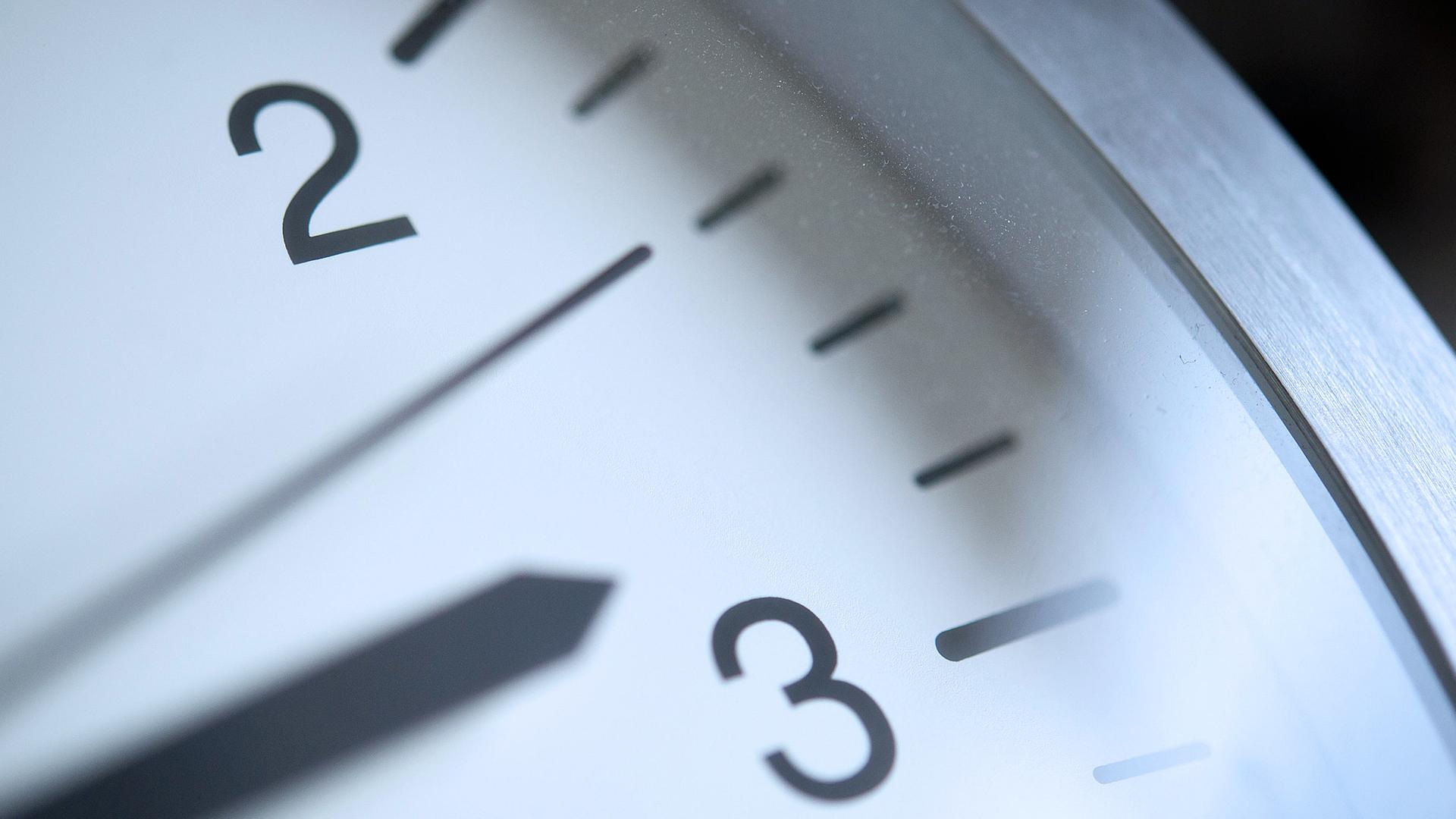 Archiv: Ein Zeiger einer Uhr zwischen zwei und drei Uhr ist zu sehen
