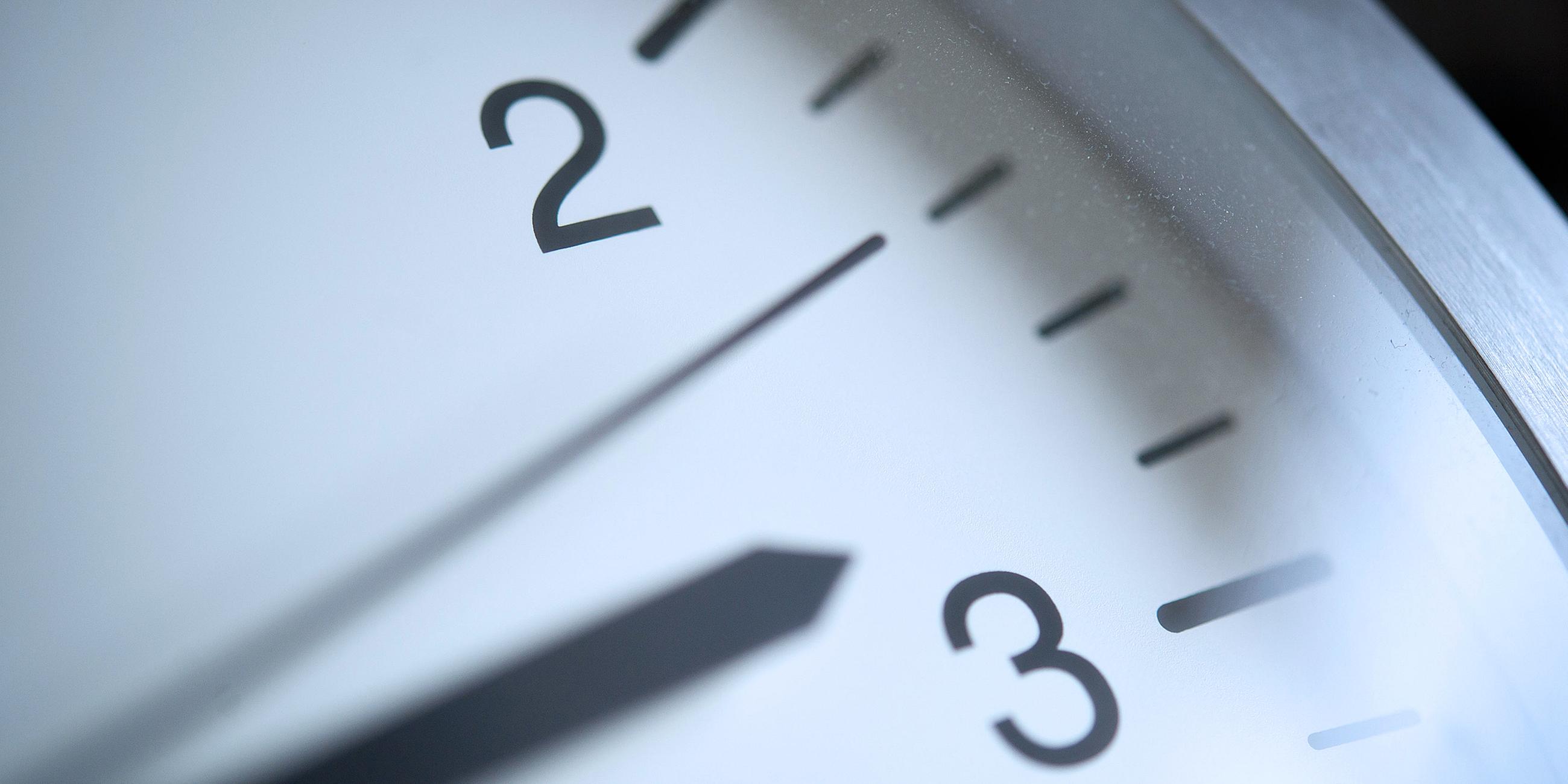 Archiv: Ein Zeiger einer Uhr zwischen zwei und drei Uhr ist zu sehen