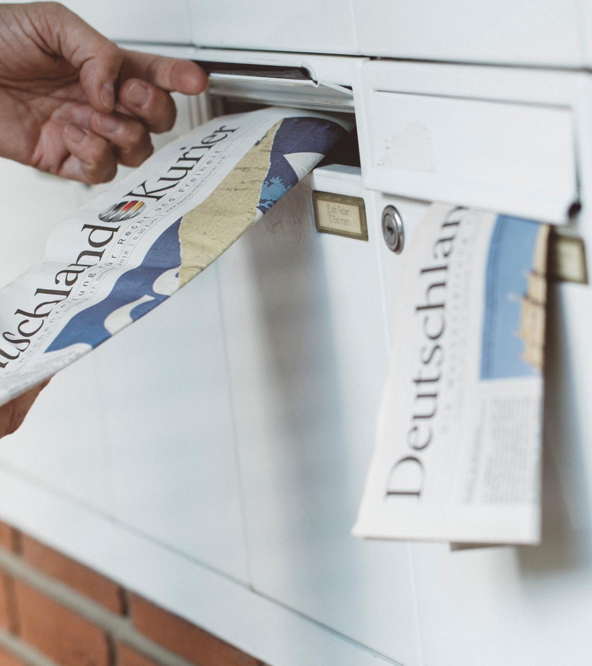 Zeitung Deutschland-Kurier steckt im Briefkasten