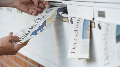 Zeitung Deutschland-Kurier steckt im Briefkasten