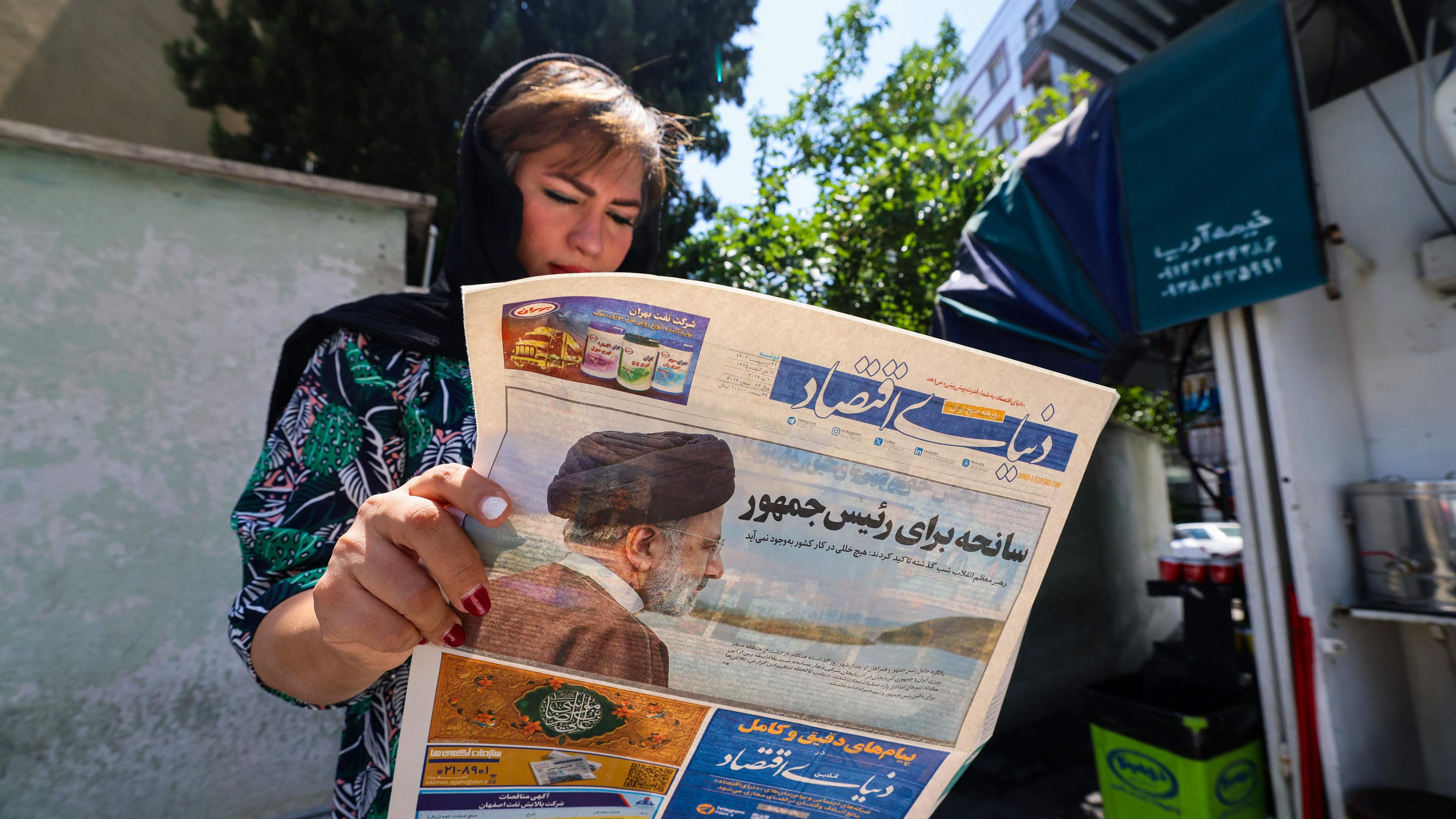 Zeitungsmeldung über den Tod von Irans Präsident Raisi