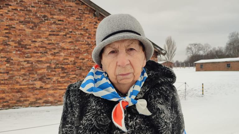 Auschwitz-Zeitzeugin Barbara Doniecka an der Gedenkstätte